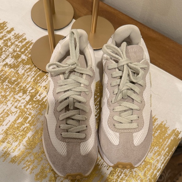 Veja Women's Beige and White Sneakers - Picture 4 of 4